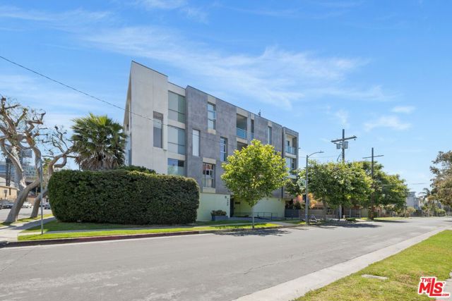 2400 Corinth Avenue, Los Angeles CA: https://media.crmls.org/mediaz/64d805d3-7265-4d66-811e-ffd3e0fac97c.jpg