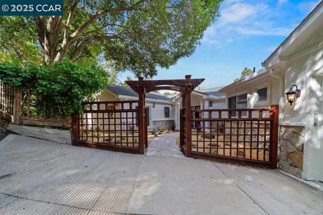 921 Foye Drive, Lafayette CA: https://media.crmls.org/mediaz/64d81b00-91a5-4d3a-942a-8769ea0932dd.jpg