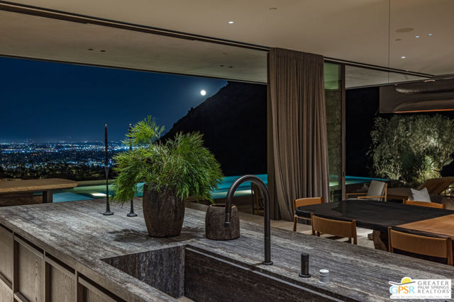 2215 Vista Distancia Court, Palm Springs, CA 92262