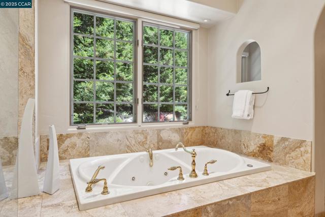 3711 Northgate Woods Court, Walnut Creek CA: https://media.crmls.org/mediaz/64d8ddb8-32ac-413b-94ab-1096e26ab682.jpg
