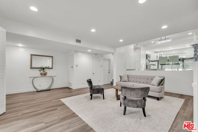 13224 Admiral Avenue, Marina del Rey CA: https://media.crmls.org/mediaz/64d91d91-d771-49a3-aea5-65a4ea6b2cde.jpg