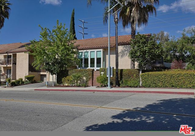 23351 Park Sorrento, Calabasas CA: https://media.crmls.org/mediaz/64d94532-7737-4d50-bdab-2843c91c997a.jpg