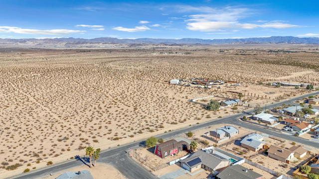 71915 Samarkand Drive, 29 Palms CA: https://media.crmls.org/mediaz/64da189e-7dc6-41f8-a567-75c177c1271d.jpg
