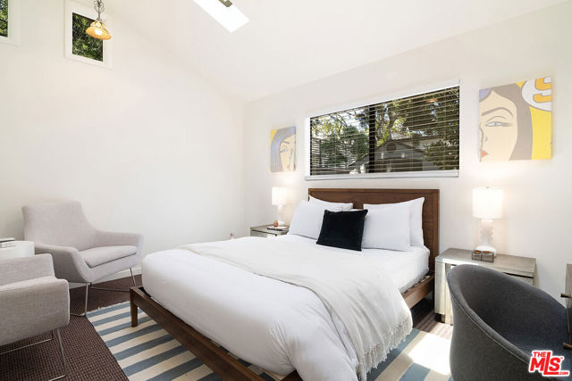 745 25th Street, Santa Monica CA: https://media.crmls.org/mediaz/64dabbbe-8cf8-4dd1-8d49-486b3a240d5e.jpg