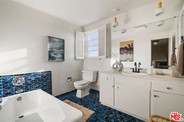 4748 Round Top Drive, Los Angeles CA: https://media.crmls.org/mediaz/64dacbc0-287c-45e4-9465-43d9ff28cd86.jpg