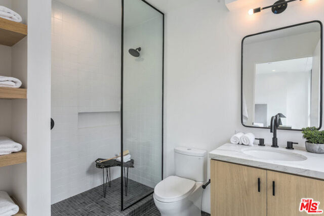 610 S Van Ness Avenue, Los Angeles CA: https://media.crmls.org/mediaz/64ddfe09-ccc7-4661-8350-b77b890a2c22.jpg