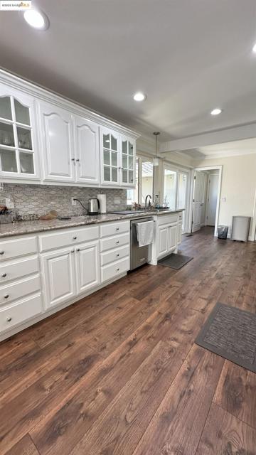 706 Lakeside Ct, Danville CA: https://media.crmls.org/mediaz/64dec75a-5b9a-4ab5-adbc-50225c46609d.jpg