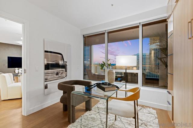888 W E St, San Diego CA: https://media.crmls.org/mediaz/64def7aa-16c7-42a9-a428-2f76e9e08f83.jpg