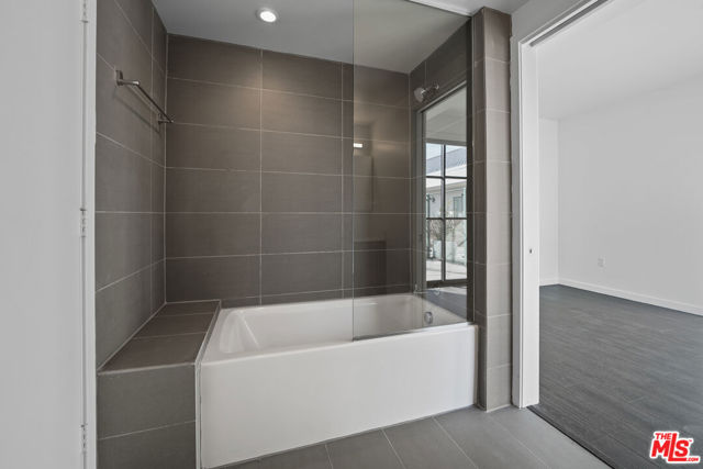 5800 Harold Way, Los Angeles CA: https://media.crmls.org/mediaz/64e1caff-6d0e-40de-a0ad-88ced2fb752e.jpg