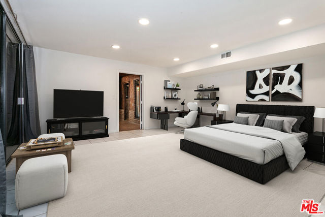 110 N Barrington Avenue, Los Angeles CA: https://media.crmls.org/mediaz/64e2197d-984a-4f00-9707-bda9e07eb578.jpg