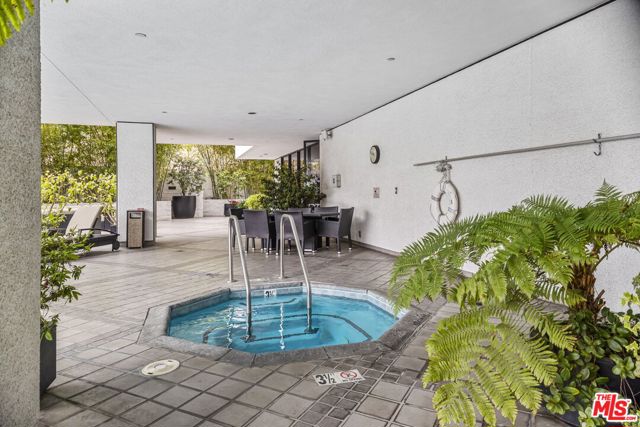 10350 Wilshire Boulevard, Los Angeles CA: https://media.crmls.org/mediaz/64e2d95d-78c3-4cee-ac79-2862dc594fe7.jpg