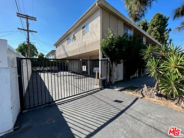 12020 Hamlin Street photo 2