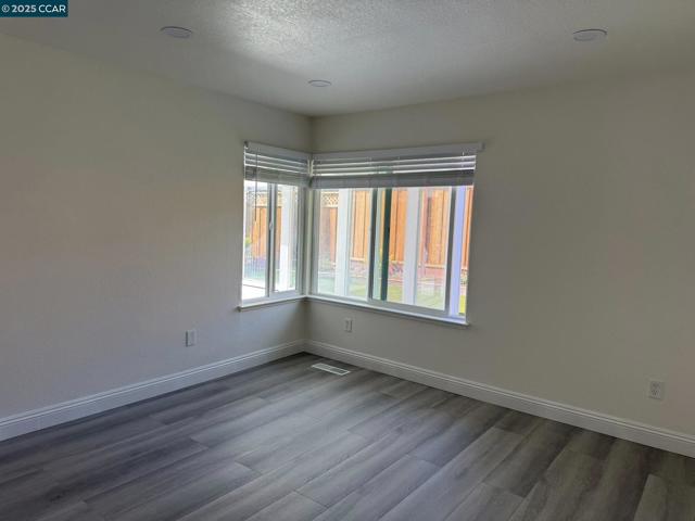 797 Orinda Ct, Fairfield CA: https://media.crmls.org/mediaz/64e37878-34fb-46e2-8bc3-d0ddd0941fdc.jpg