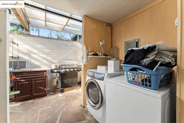 18943 Crest Ave, Castro Valley CA: https://media.crmls.org/mediaz/64e44cd9-986a-4ada-a15d-a7cbc0864d9d.jpg