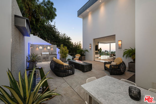 7080 W MULHOLLAND Drive, Los Angeles CA: https://media.crmls.org/mediaz/64e5113e-08e3-48cf-8839-3097e5b007e0.jpg