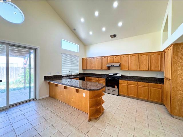 4651 Stern Dr, Merced CA: https://media.crmls.org/mediaz/64e5e0ff-39f4-4db2-bff5-f1dee29c0dae.jpg