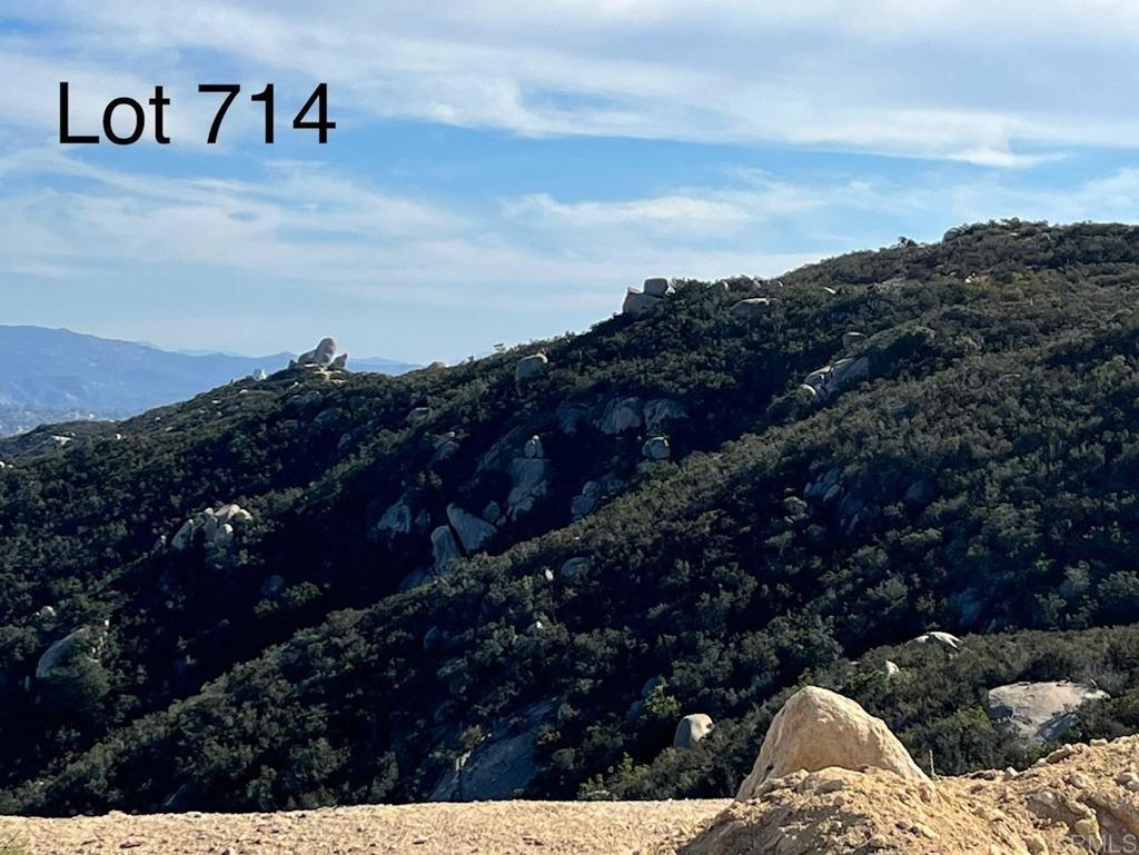 https://media.crmls.org/mediaz/64e640e1-a67d-4f38-8129-57da30a4648b.jpg?preset=X-Large