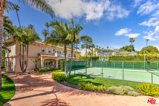 812 N BEDFORD Drive, Beverly Hills CA: https://media.crmls.org/mediaz/64e6eaf1-effe-430a-a8fa-c5bd1175597f.jpg