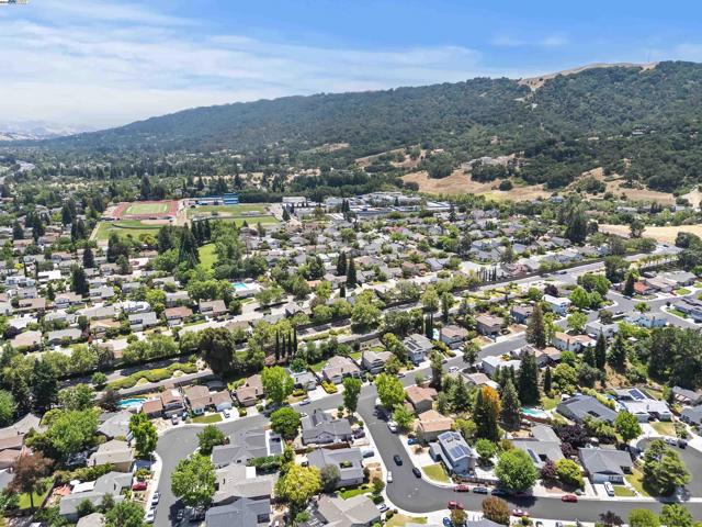 7606 Desertwood Ln, Pleasanton CA: https://media.crmls.org/mediaz/64e6f359-7243-4da5-b1fa-667174c1cd1d.jpg