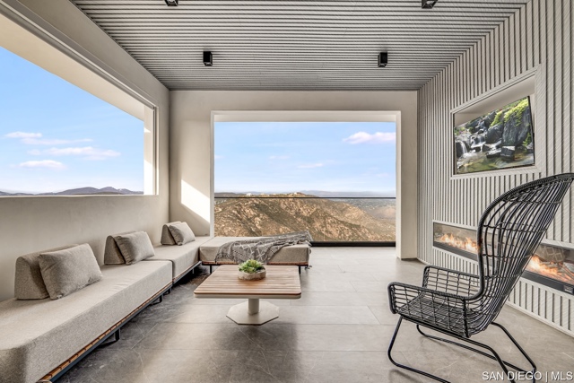 18386 Avenida Apice, Rancho Santa Fe CA: https://media.crmls.org/mediaz/64e75e2b-9786-417e-9b8a-ebf5fc257c27.jpg