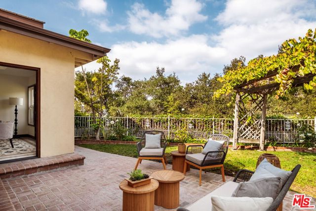 2617 Sleepy Hollow Place, Glendale CA: https://media.crmls.org/mediaz/64e85c99-8387-4280-885b-431e2c7a1a0d.jpg