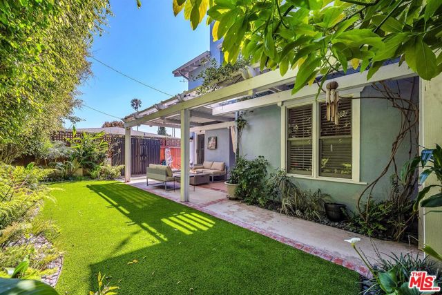 420 S Broadway, Redondo Beach CA: https://media.crmls.org/mediaz/64e8acba-61ed-4626-a657-8b6965b9a40b.jpg