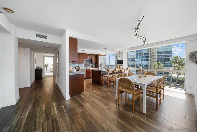 1810 Avenida Del Mundo, Coronado CA: https://media.crmls.org/mediaz/64e8b062-33e5-4078-bd03-b582fad814c4.jpg