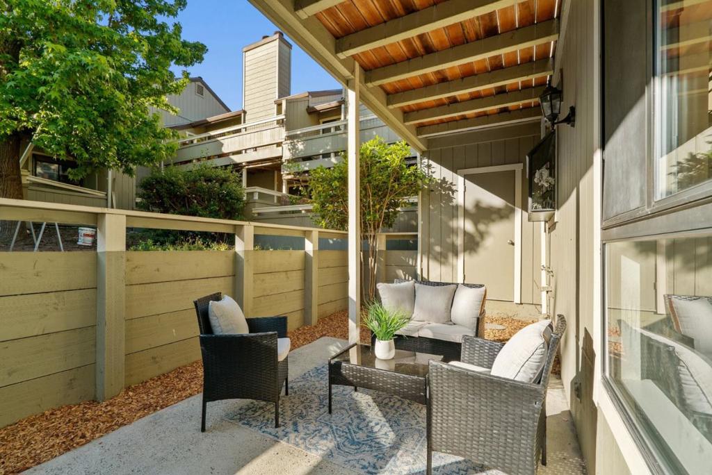 https://media.crmls.org/mediaz/64e8e6e8-aa8a-4ee4-afb0-9ffc0b63a8ee.jpg?preset=X-Large
