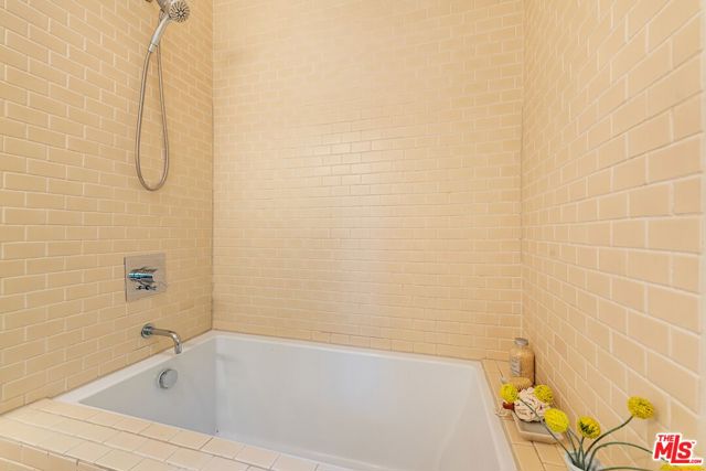 2116 Princeton Avenue, Los Angeles CA: https://media.crmls.org/mediaz/64e90d37-dac6-4586-9f3b-c0397ede9920.jpg