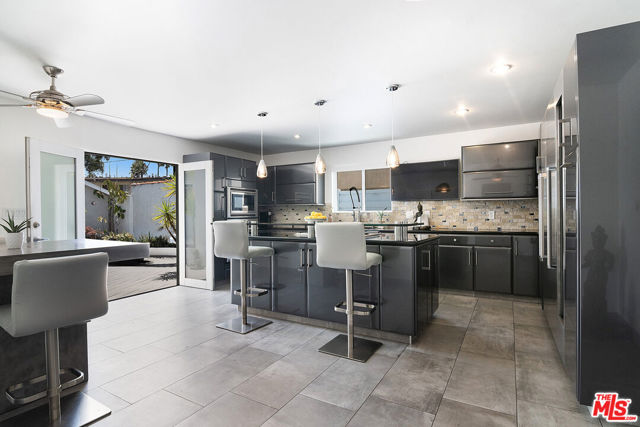922 Garfield Avenue, Venice CA: https://media.crmls.org/mediaz/64e96dc2-11bb-42c1-8dbd-9b46c4fc9afe.jpg