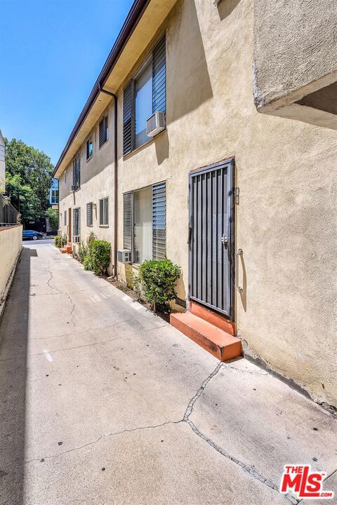 1050 N Laurel Avenue, West Hollywood CA: https://media.crmls.org/mediaz/64ea625a-8e4f-4e64-8f29-1d9607095fb8.jpg