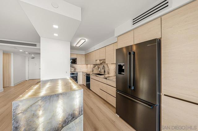 1820 Avenida Del Mundo, Coronado CA: https://media.crmls.org/mediaz/64ea7117-499c-4475-8541-9e3351c46802.jpg