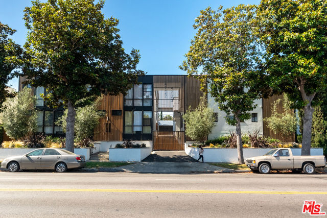 4723 Beverly Boulevard, Los Angeles CA: https://media.crmls.org/mediaz/64eb0a60-5407-42f6-9b09-4a83405ac814.jpg