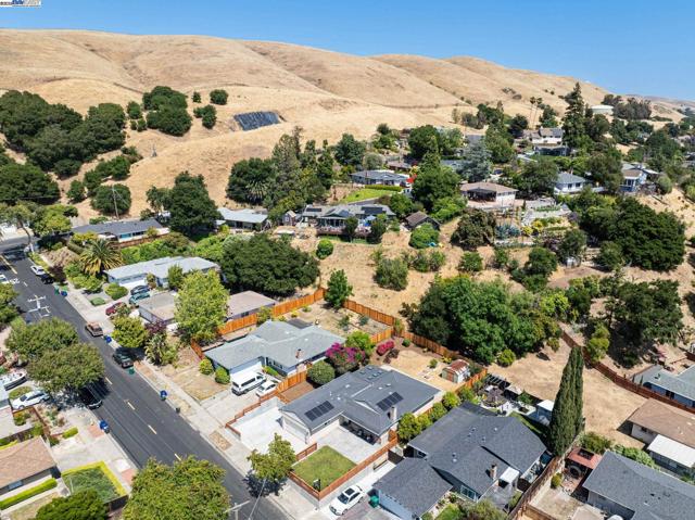 635 Janice Ave, Hayward CA: https://media.crmls.org/mediaz/64eb2987-7353-4513-905f-5a95b9b7ed89.jpg