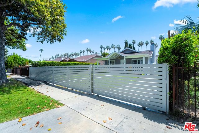 4622 7th Avenue, Los Angeles, California 90043, 2 Bedrooms Bedrooms, ,2 BathroomsBathrooms,Single Family Residence,For Sale,7th,24402557