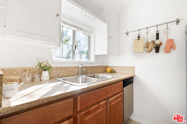 29 Brooks Avenue, Venice CA: https://media.crmls.org/mediaz/64ed3e9b-e051-46fb-b425-3c6ad42d8830.jpg