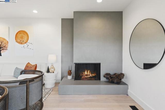 10336 Greenview Dr, Oakland CA: https://media.crmls.org/mediaz/64ed4a6f-c0fb-412a-b171-c55daebfa127.jpg