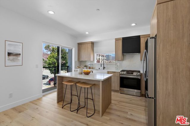 542 1/2 N Serrano Avenue, Los Angeles CA: https://media.crmls.org/mediaz/64ed4d97-b3d7-400a-9e93-5d371e97d7c6.jpg