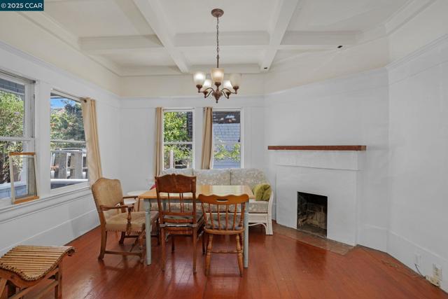 2006 Parker St, Berkeley CA: https://media.crmls.org/mediaz/64edc017-5407-45db-98ac-03f2dd5aa46b.jpg