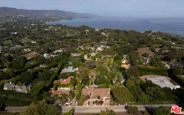 7046 Grasswood Avenue, Malibu CA: https://media.crmls.org/mediaz/64ee136e-6a94-4142-a7a1-981fddb08854.jpg