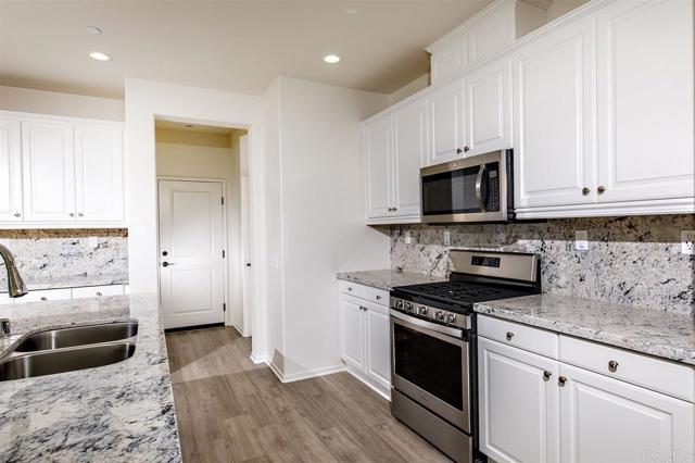 Detail Gallery Image 5 of 15 For 21689 Trail Ridge Dr, Escondido,  CA 92029 - 3 Beds | 2/1 Baths