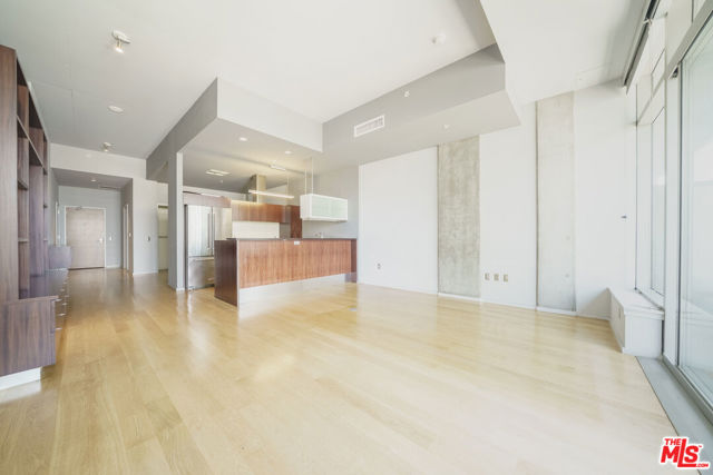 1155 S Grand Avenue, Los Angeles CA: https://media.crmls.org/mediaz/64ef39a4-cedf-4f4f-9a73-ed1d0dfef6ec.jpg