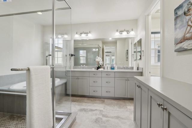 3454 Cinnamon Ridge Rd, San Ramon CA: https://media.crmls.org/mediaz/64f2150a-04b9-4f6e-881c-35ae03977290.jpg