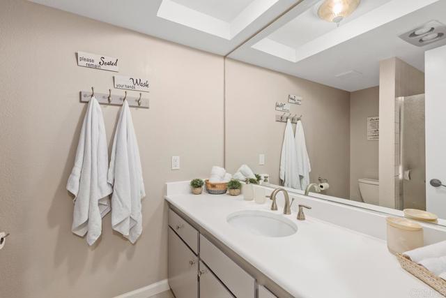 3404 Oak Cliff Dr, Fallbrook CA: https://media.crmls.org/mediaz/64f21ead-2e7f-45a7-9811-d5cb15081fe5.jpg