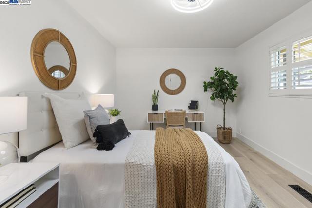 10336 Greenview Dr, Oakland CA: https://media.crmls.org/mediaz/64f40d4e-b13b-4a51-a16c-2e3a4c44d972.jpg