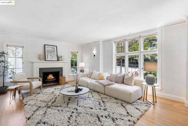 924 Trestle Glen Rd, Oakland CA: https://media.crmls.org/mediaz/64f912b8-cc4f-4b56-9755-2743837878ff.jpg