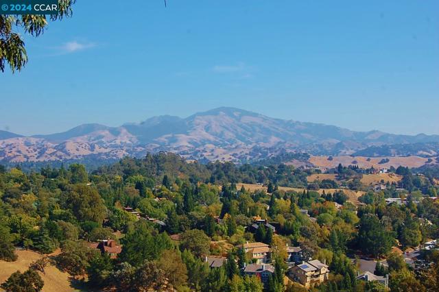 2748 Tice Creek Dr, Walnut Creek CA: https://media.crmls.org/mediaz/64fa8f28-77c2-4369-a98a-9a09593f3499.jpg