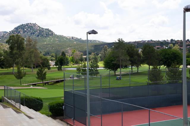 25119 Como Esta Court, Ramona CA: https://media.crmls.org/mediaz/64fad4c1-4150-49dd-9506-057f7eb0c78b.jpg