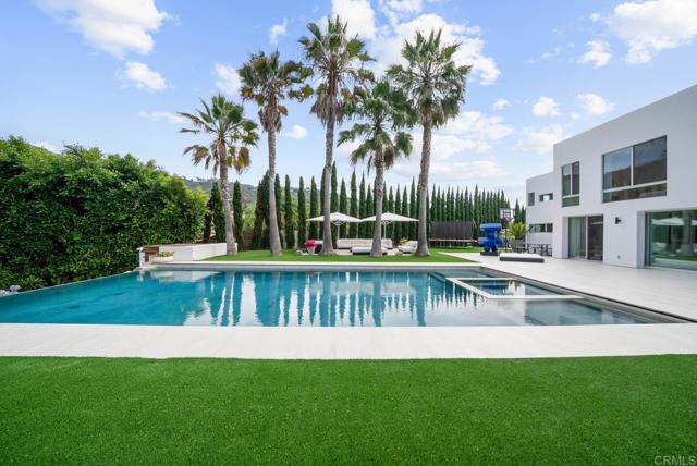 7713 Esterel Dr, La Jolla CA: https://media.crmls.org/mediaz/64fb0f90-ba60-48f4-8cd5-c64708cb08d3.jpg