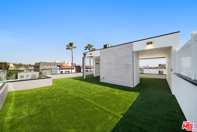 733 N Gramercy Place, Los Angeles CA: https://media.crmls.org/mediaz/64fb7796-1ae4-4aea-ab91-dd9d46fb1144.jpg